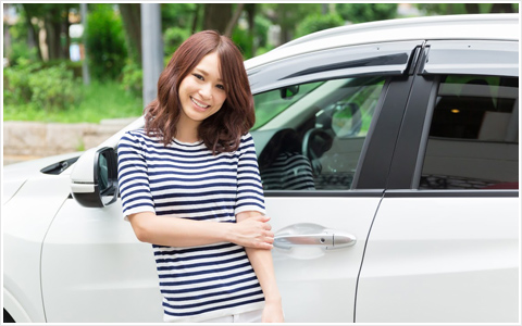 女性と車